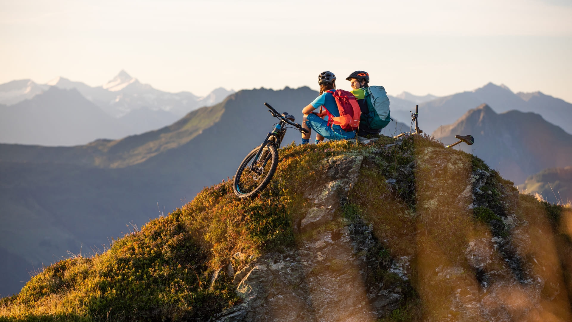 Mountainbiker-geniessen-die-Aussicht